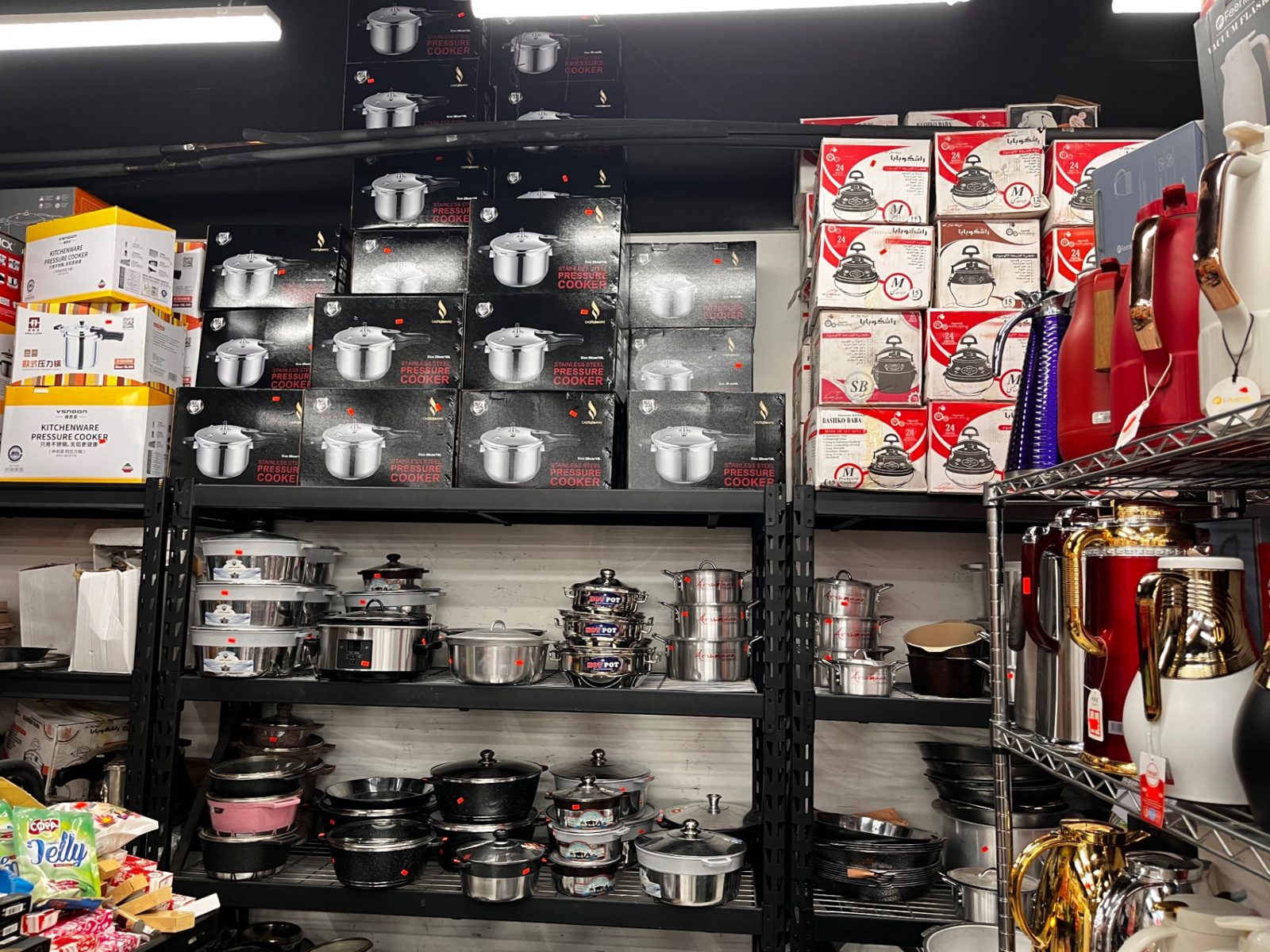 Pressure cookers, pots and kitchen appliances